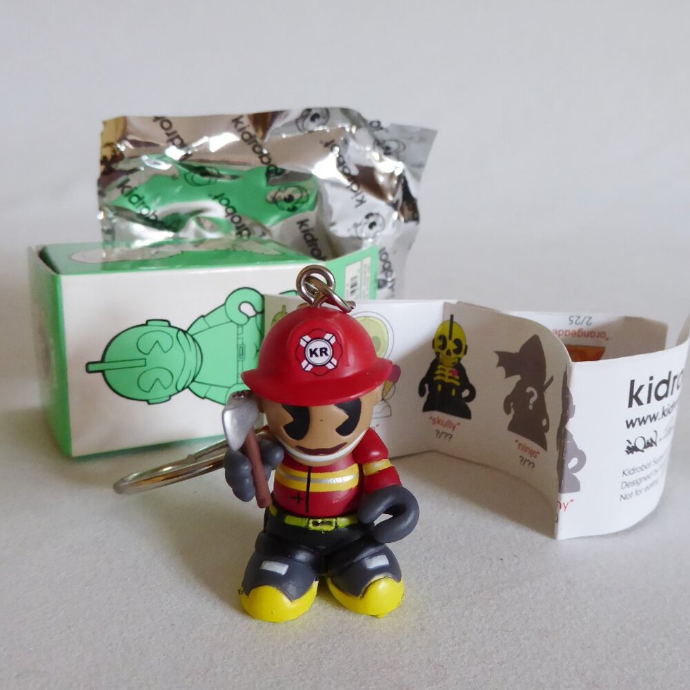 NEW 2008 KID ROBOT SUPERMINI SERIES 4 DESIGNER ART KEYCHAIN FIREMAN w AX “FDKR”